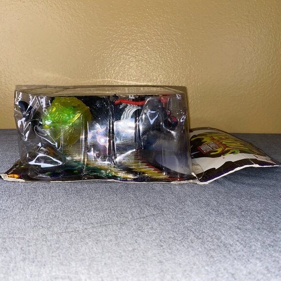 1996 ToyBiz Marvel Planet of the Symbiotes Venom The Madness Figure - Picture 6 of 14